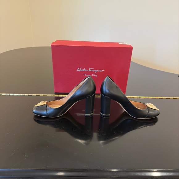 Salvatore Ferragamo NWT Luxury Classic Chic RARE Authentic Fiamma Black Pumps - Picture 9 of 17